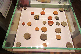 Archäologisches Museum: Mühlespiel /Römische Zeit