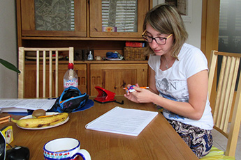 Anna beim Unterricht