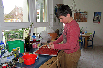 Martin belegt Pizza